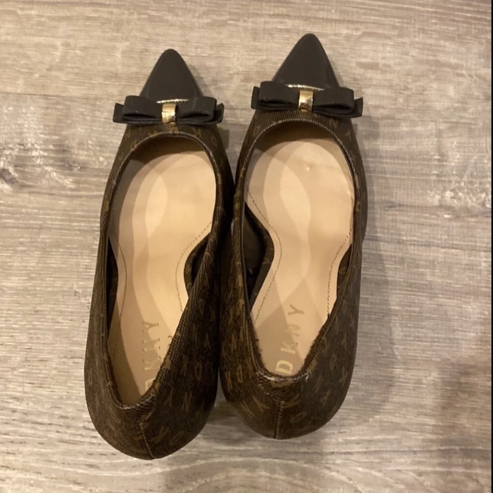 EUC DKNY Pointed Toe With Logo Heels, Size 8 / 38.5 Euro Brown with bow - Picture 7 of 14